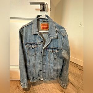 Selling Levi’s jeans , men’s , medium , preowned